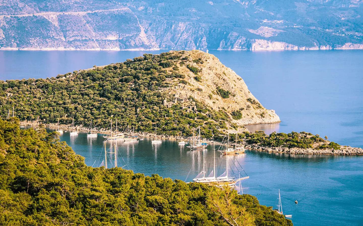 Gulets und Segelyachten, die um die Insel Gemiler in Fethiye ankern.