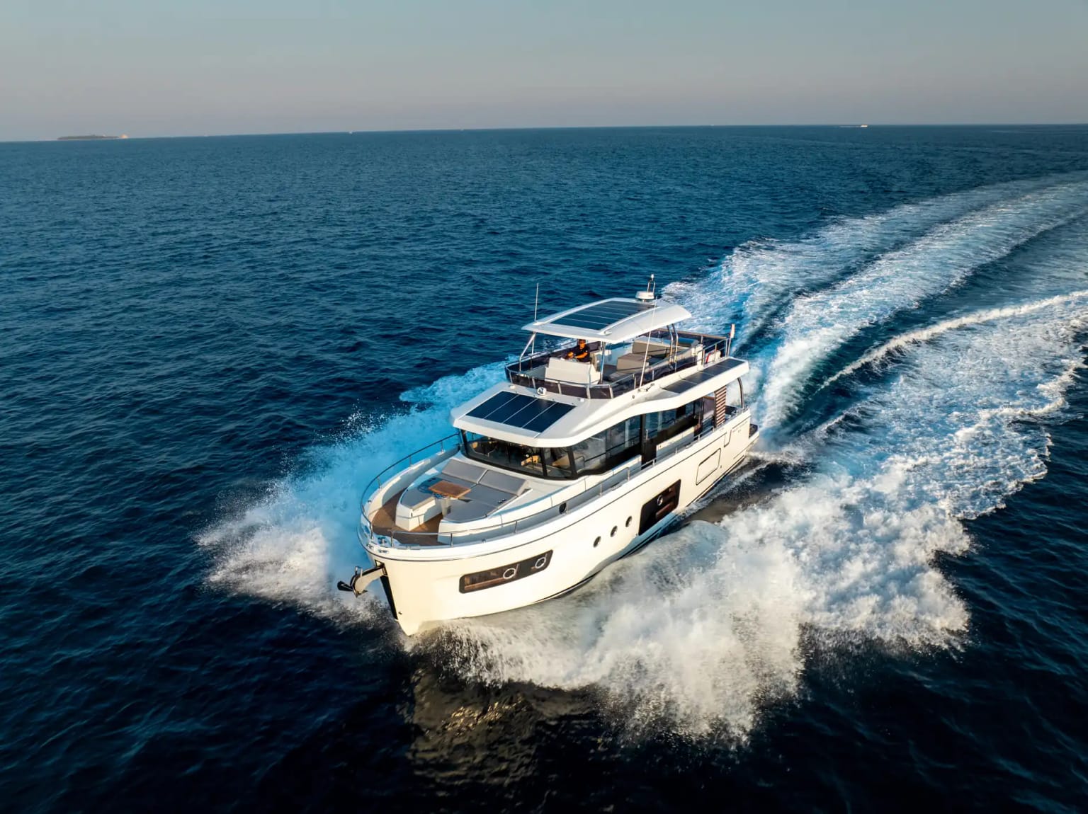 Eine moderne Trawler-Yacht, die langsam auf dem Mittelmeer fährt.
