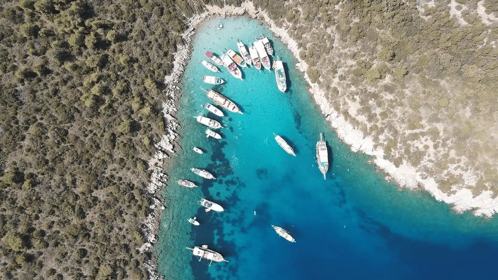 Гулет и катамаран на якоре у острова Орак в Бодруме.