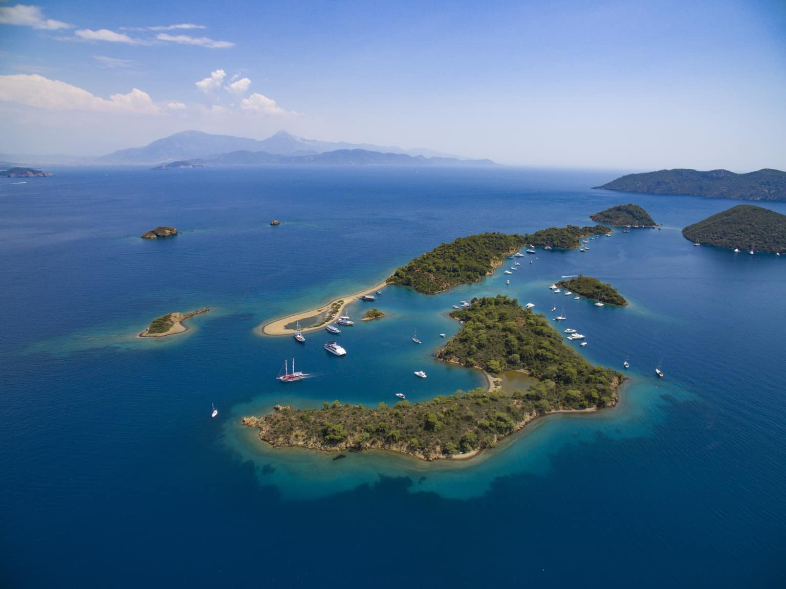 Göcek'te gün batımında demirlemiş bir kiralık yat.