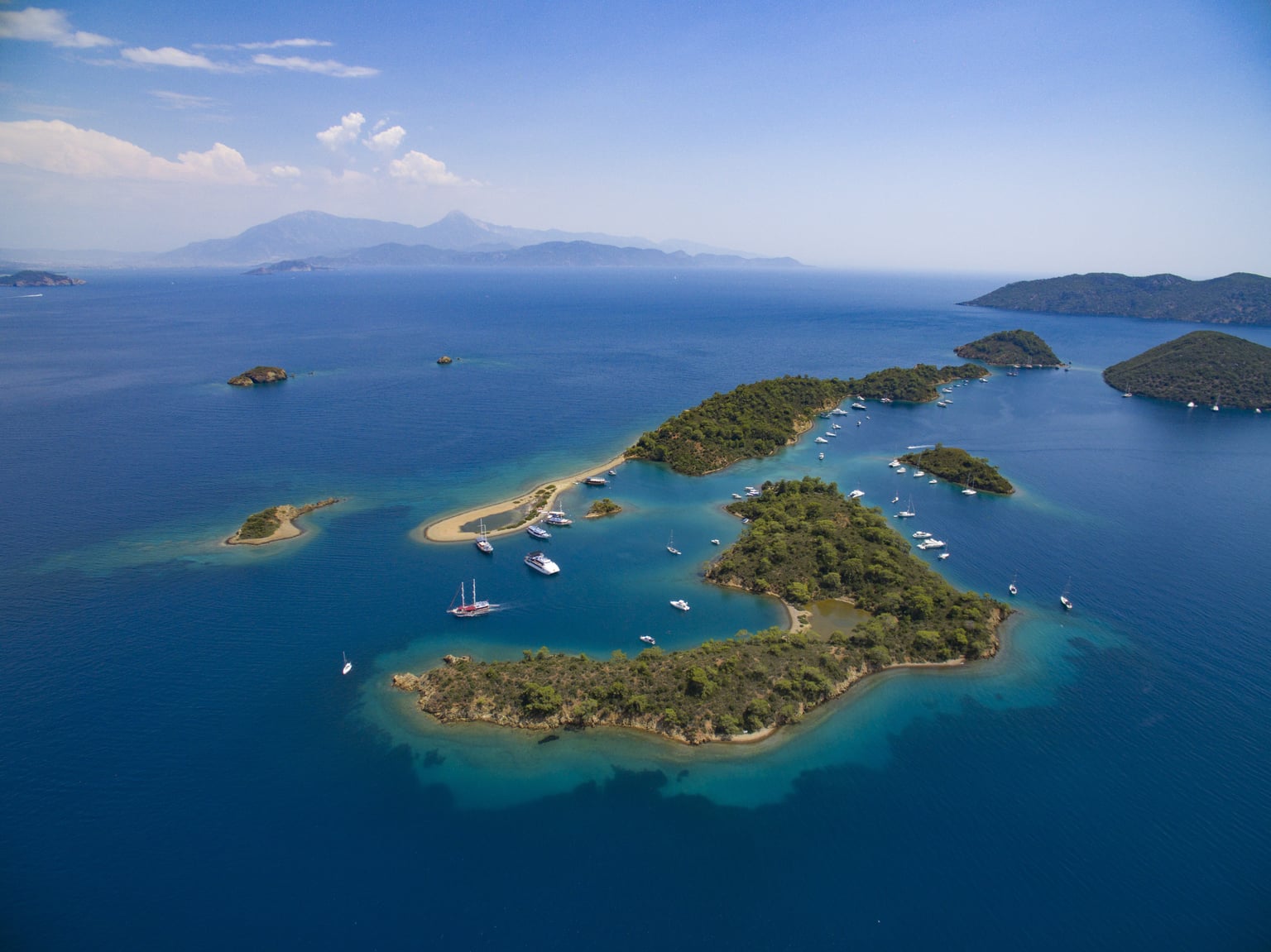 Eine Charteryacht, die bei Sonnenuntergang in Göcek vor Anker liegt.