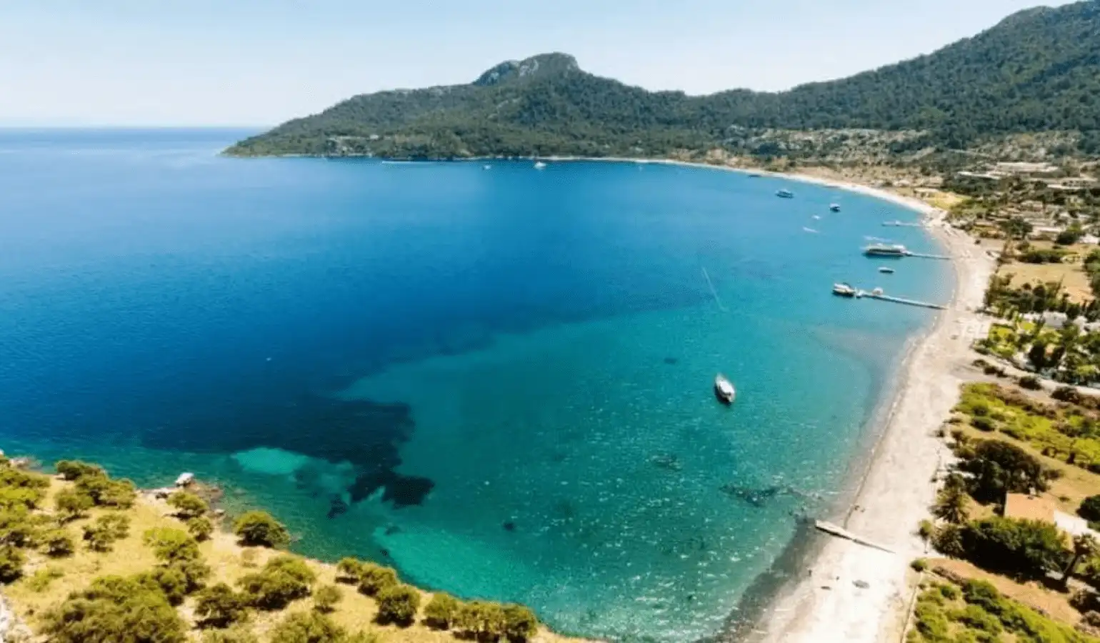 Marmaris, Kumlubük Koyu'nda demirlemiş lüks yelkenliler ve guletler.