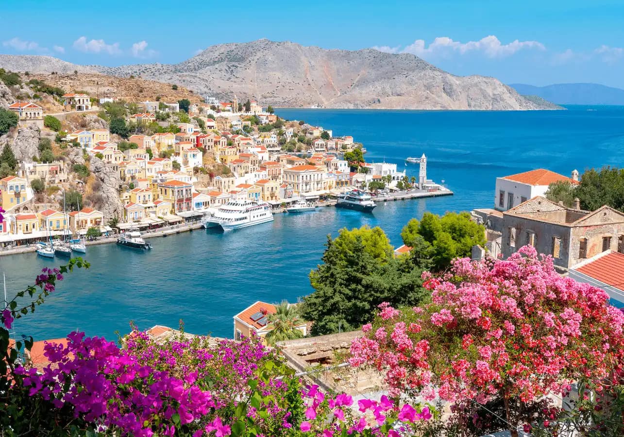 Bir Yunan adası limanına giren yelkenli bir katamaran.
