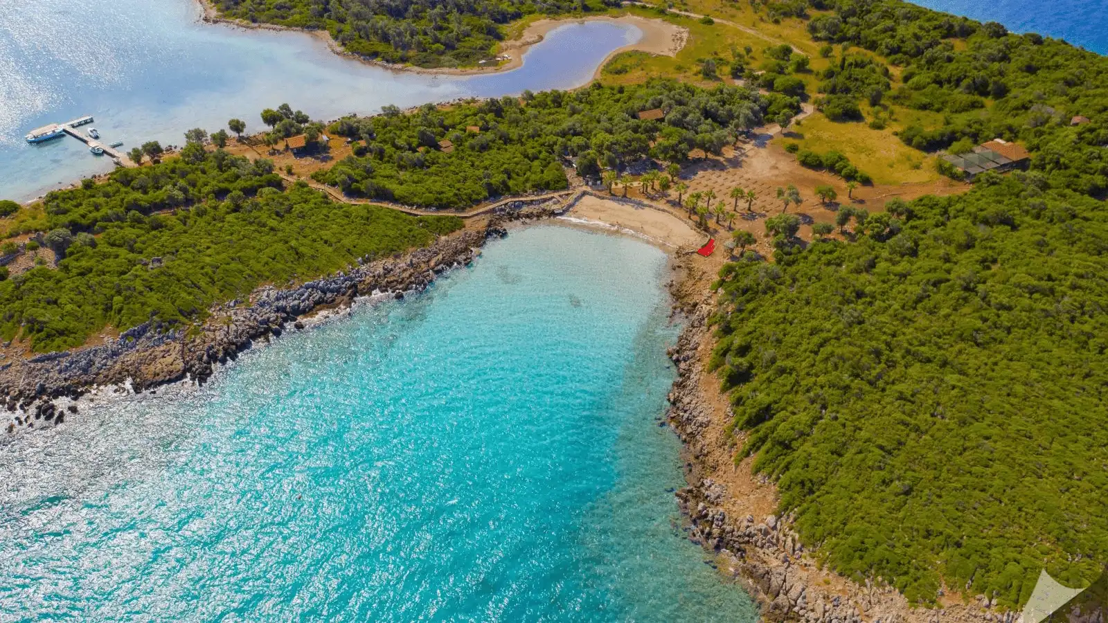 Der goldene Sand und das türkisfarbene Meer des Kleopatra-Strandes auf der Insel Sedir.