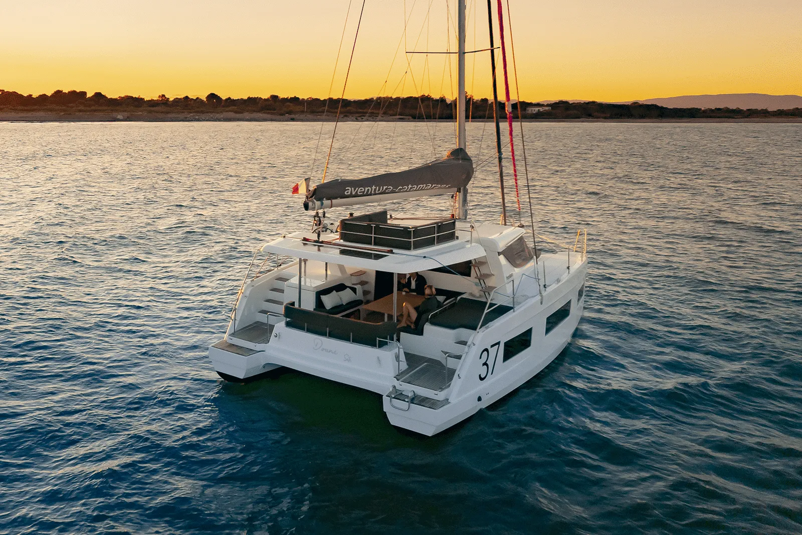 Catalina 37: Stylish Catamaran with Flybridge & AC - Fotoğraf 4