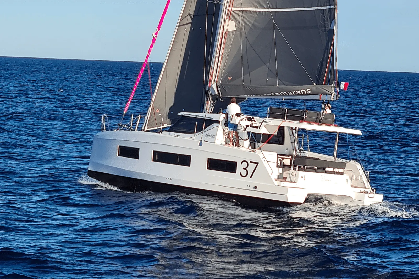 Catalina 37: Stylish Catamaran with Flybridge & AC - Fotoğraf 1