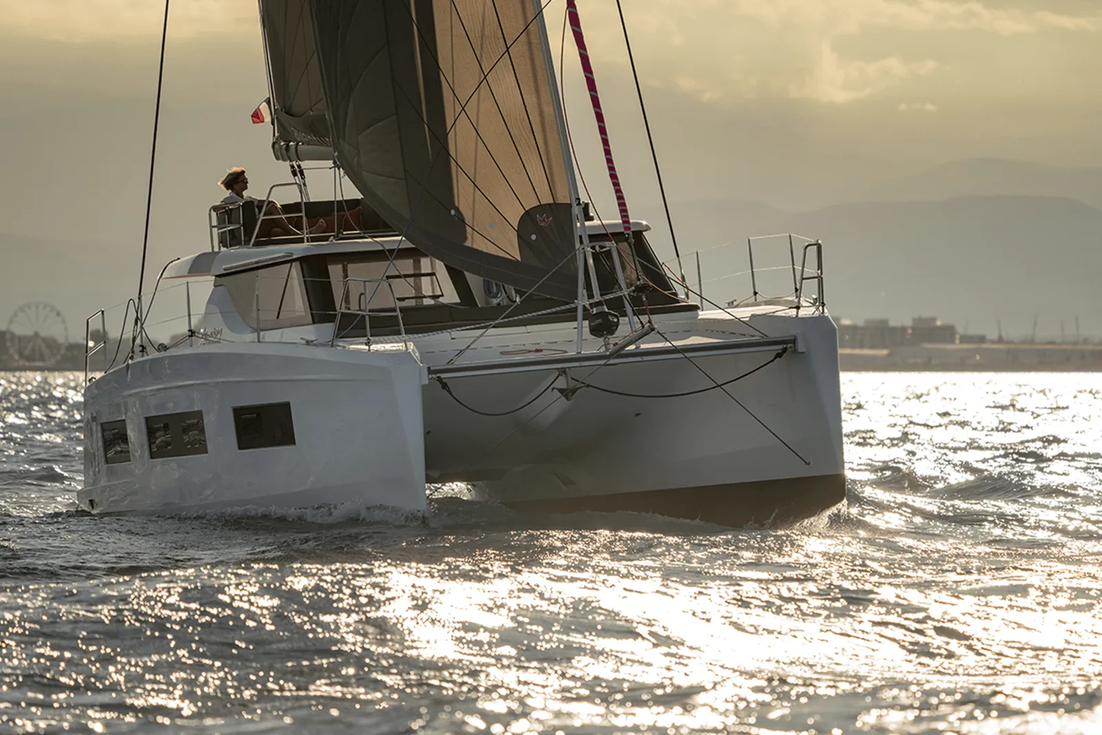 Catalina 37: Stylish Catamaran with Flybridge & AC - Fotoğraf 5