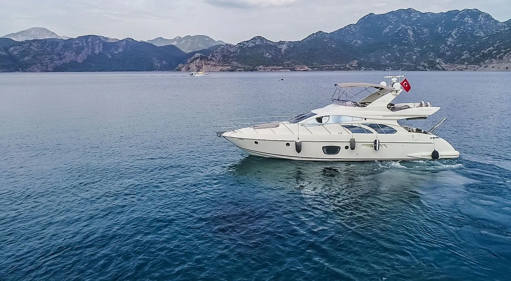 Charter a 17.5m Motor Yacht Azimut 55 in Bodrum - Fotoğraf 3