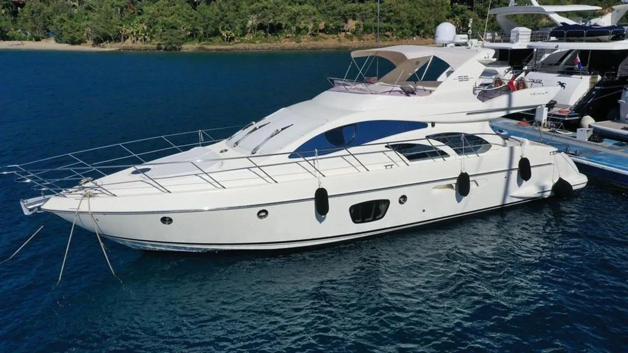 Rent a 18.5m Motor Yacht Azimut 55 in Marmaris - Fotoğraf 1