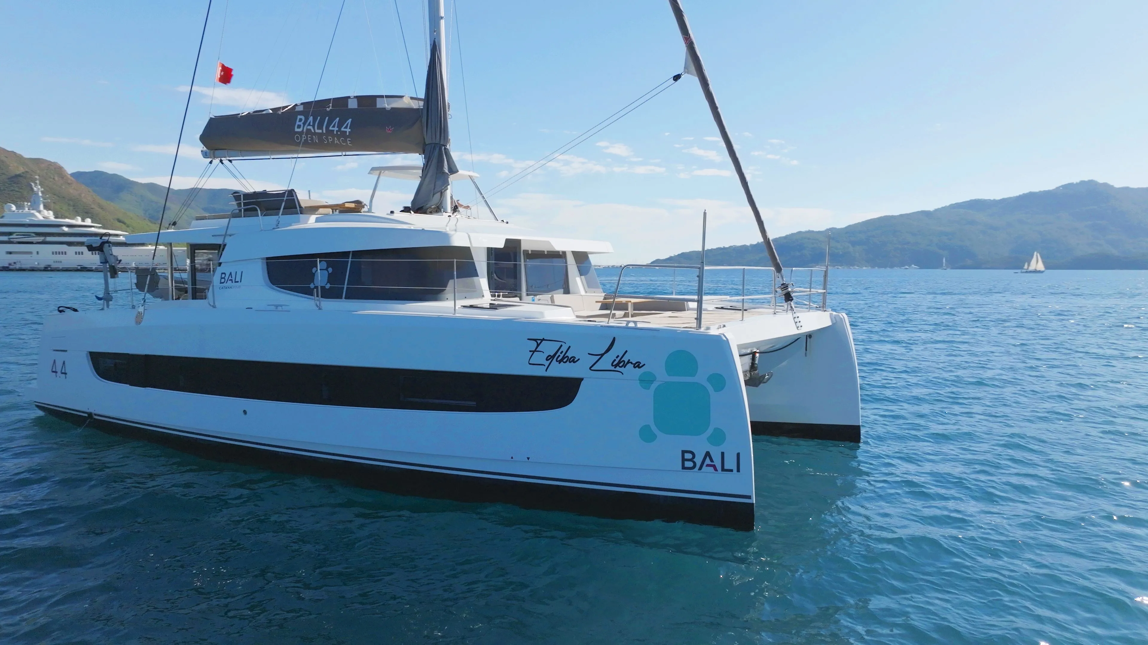 Ediba Libra A: Spacious, Climate-Controlled Catamaran - Fotoğraf 3
