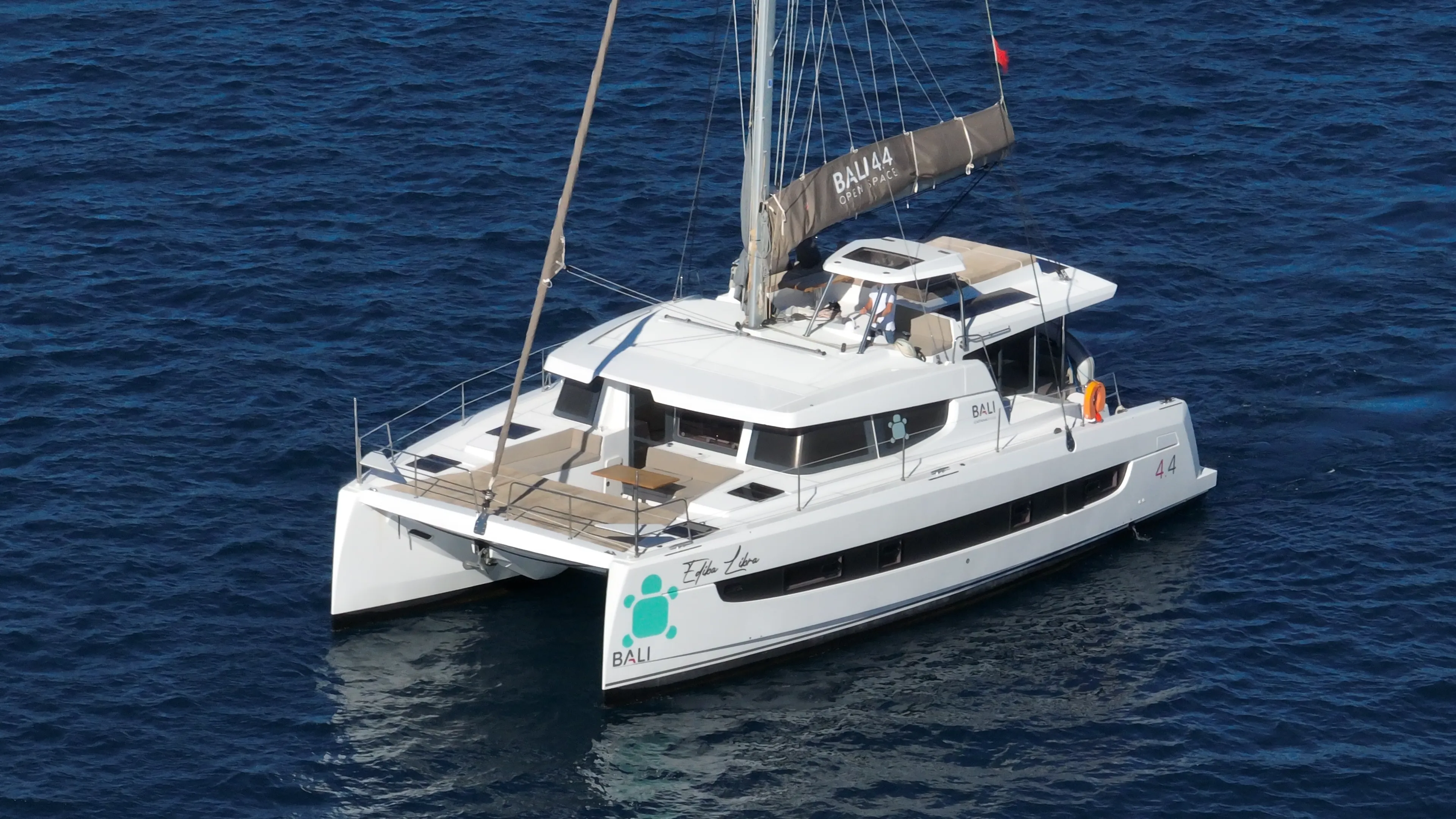 Ediba Libra A: Spacious, Climate-Controlled Catamaran - Fotoğraf 1