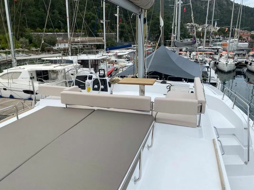 Explore Fethiye on a 14.28m Rental Catamaran Bali 4.6 - Fotoğraf 5