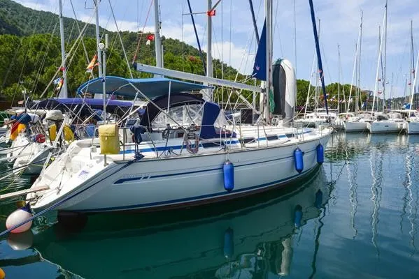 Rent a 13.4m Sailing Yacht Bavaria 42 Cruiser in Fethiye - Fotoğraf 1