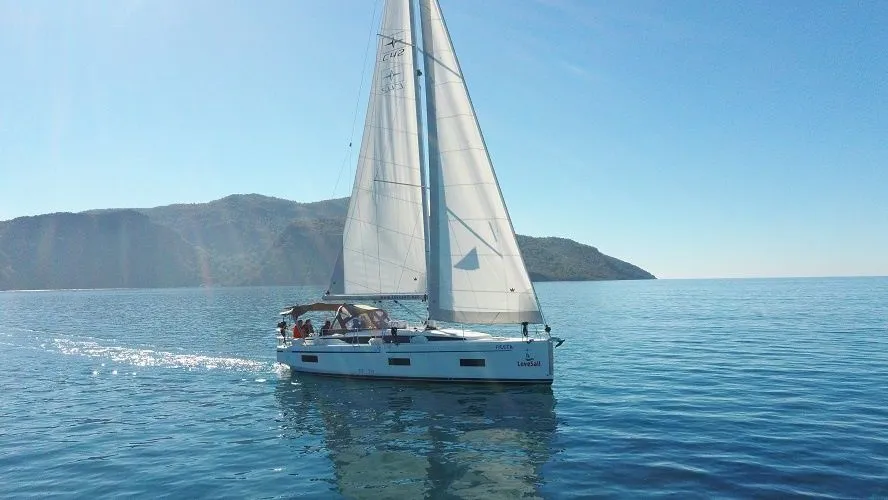 Charter a 12.38m Bavaria C42 Sailing Yacht in Fethiye - Fotoğraf 1