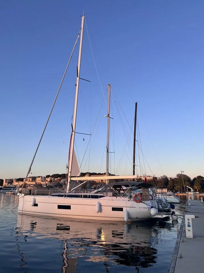 Rent a 15.55m Bavaria C50 in Göcek - Fotoğraf 1