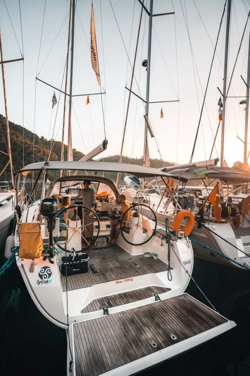 12.35m Fethiye Bavaria Cruiser 40 Sailing Yacht Hire - Fotoğraf 3