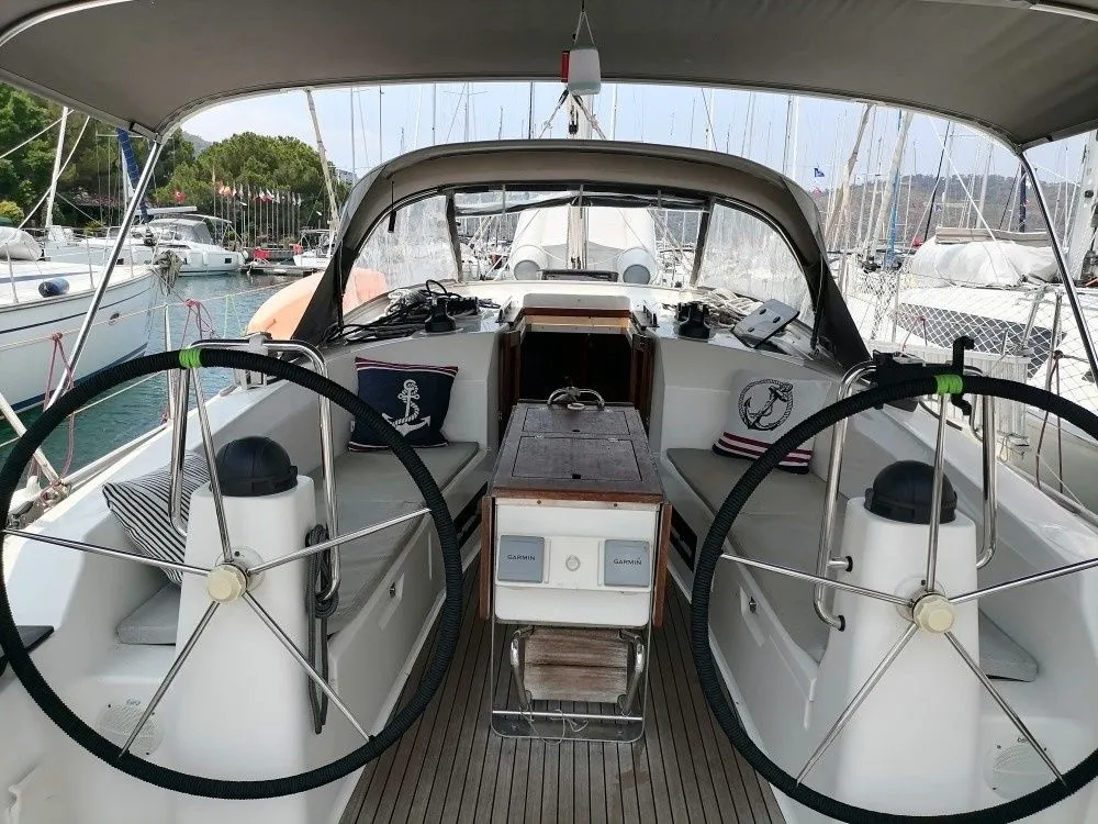 12.35m Fethiye Bavaria Cruiser 40 Sailing Yacht Hire - Fotoğraf 5
