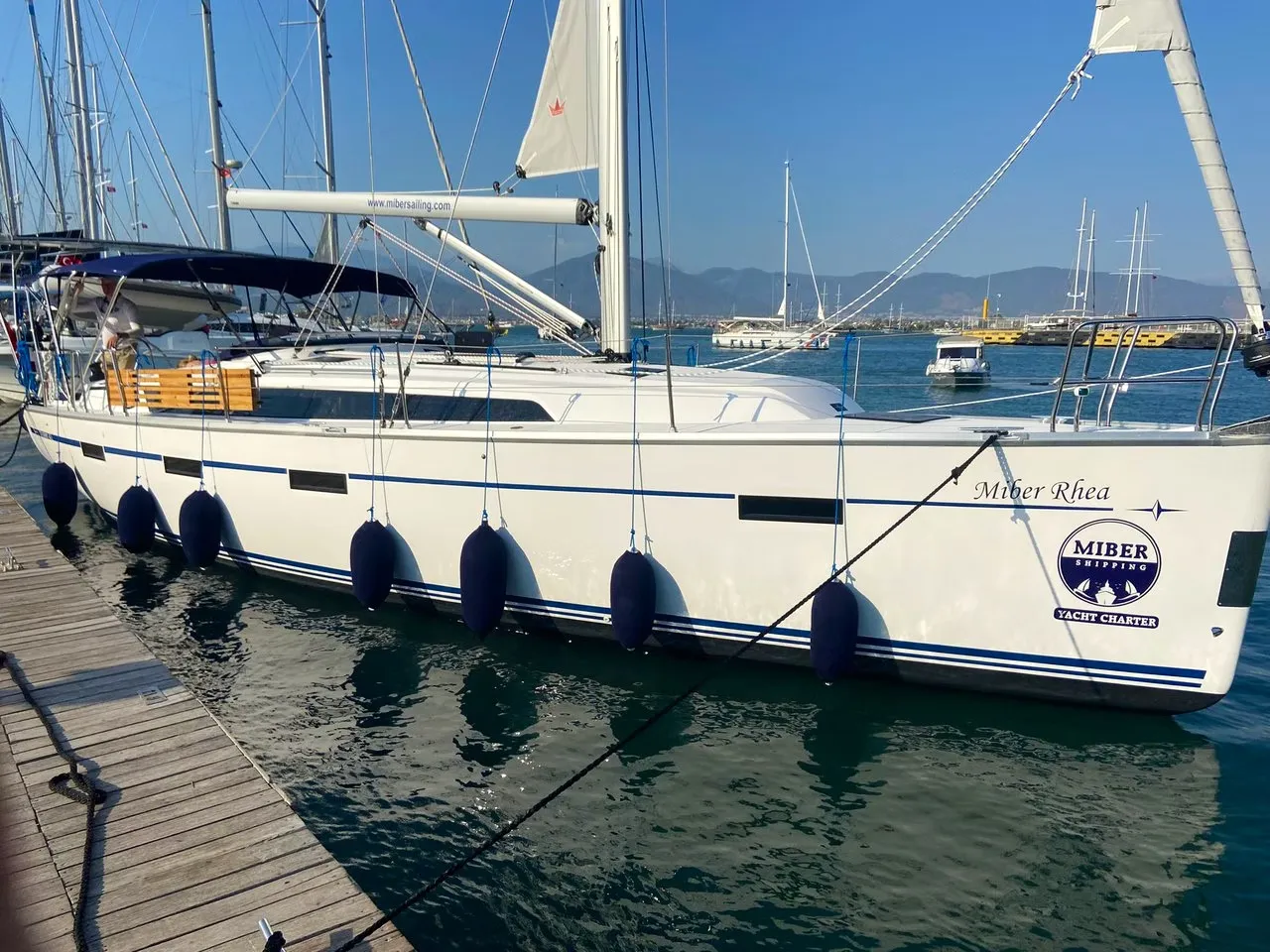 Charter a 12.35m Bavaria Cruiser 41 Sailing Yacht in Fethiye - Fotoğraf 1