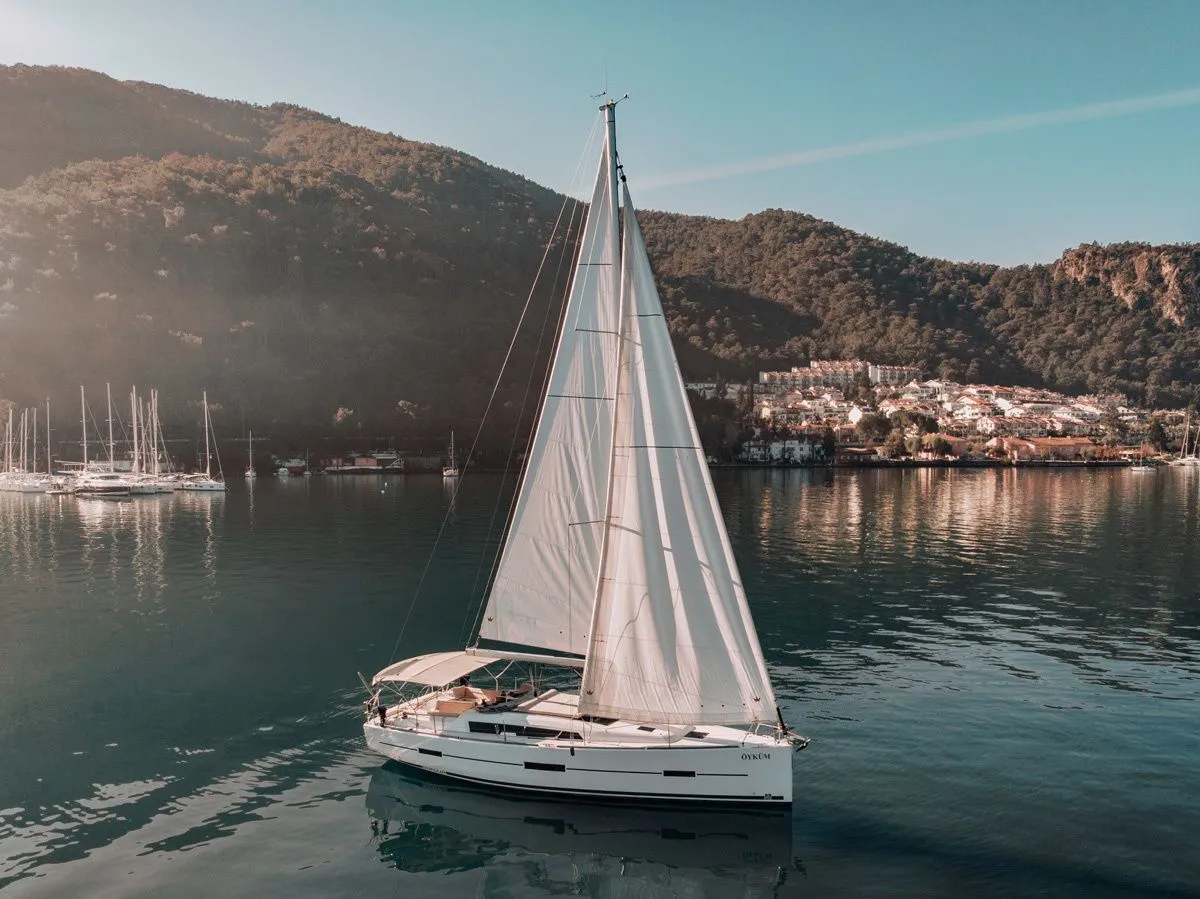 Charter a 14.27m Sailing Yacht Bavaria Cruiser 46 in Fethiye - Fotoğraf 4