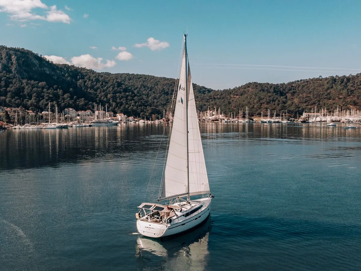 Charter a 14.27m Sailing Yacht Bavaria Cruiser 46 in Fethiye - Fotoğraf 5