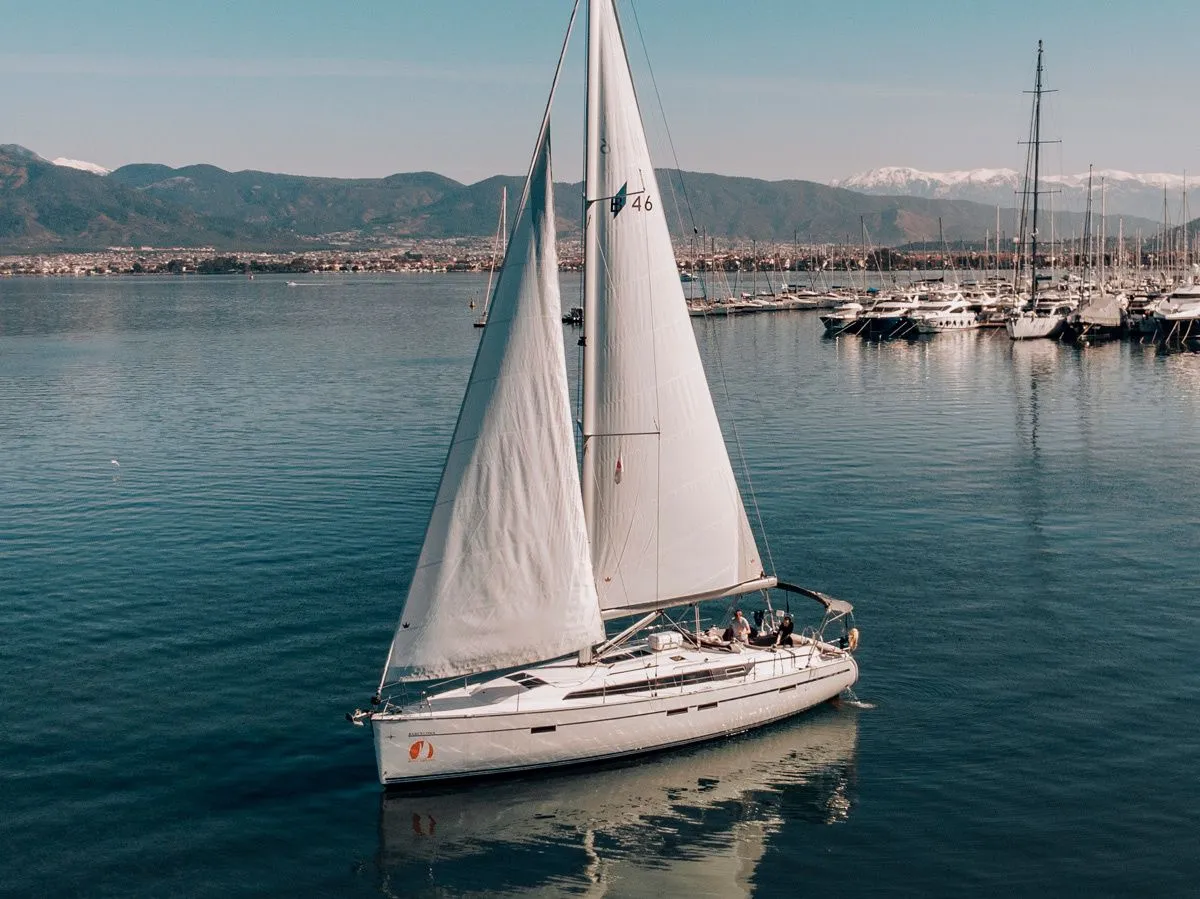 Charter a 14.27m Sailing Yacht Bavaria Cruiser 46 in Fethiye - Fotoğraf 3