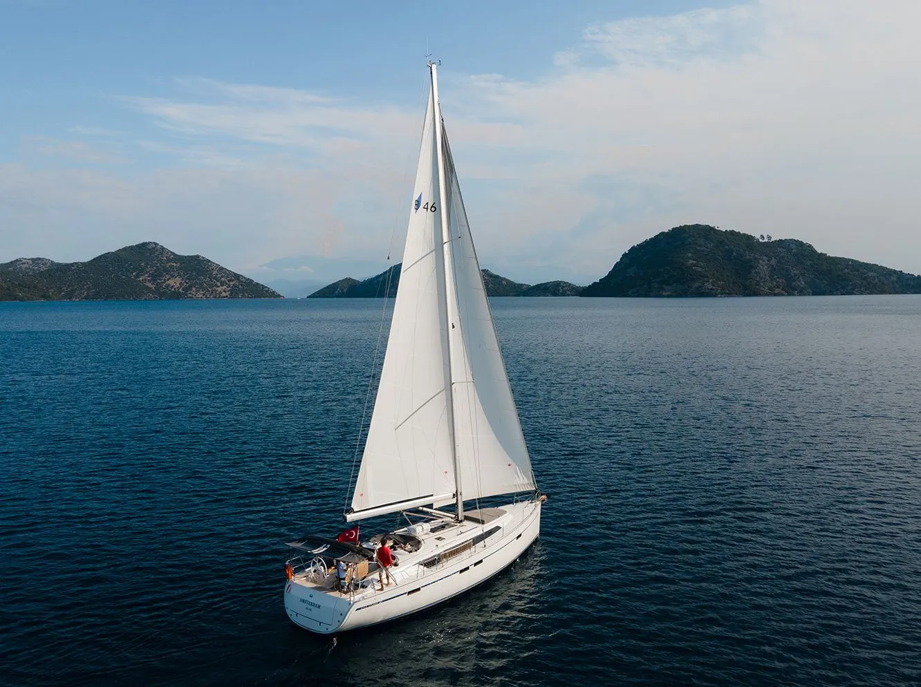 Charter a 14.27m Sailing Yacht Bavaria Cruiser 46 in Fethiye - Fotoğraf 1