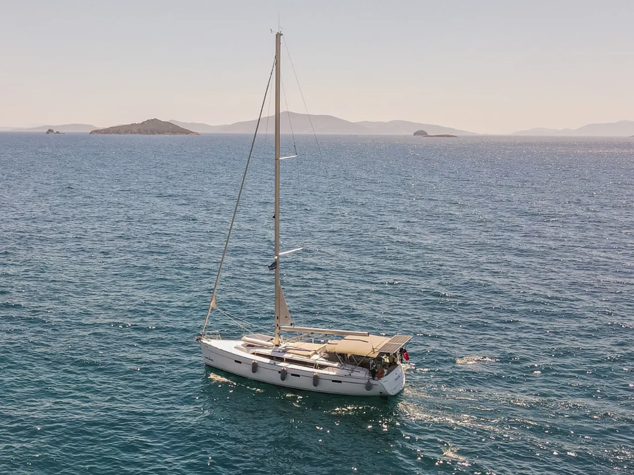 Charter a 14.27m Sailing Yacht Bavaria Cruiser 46 in Göcek - Fotoğraf 3
