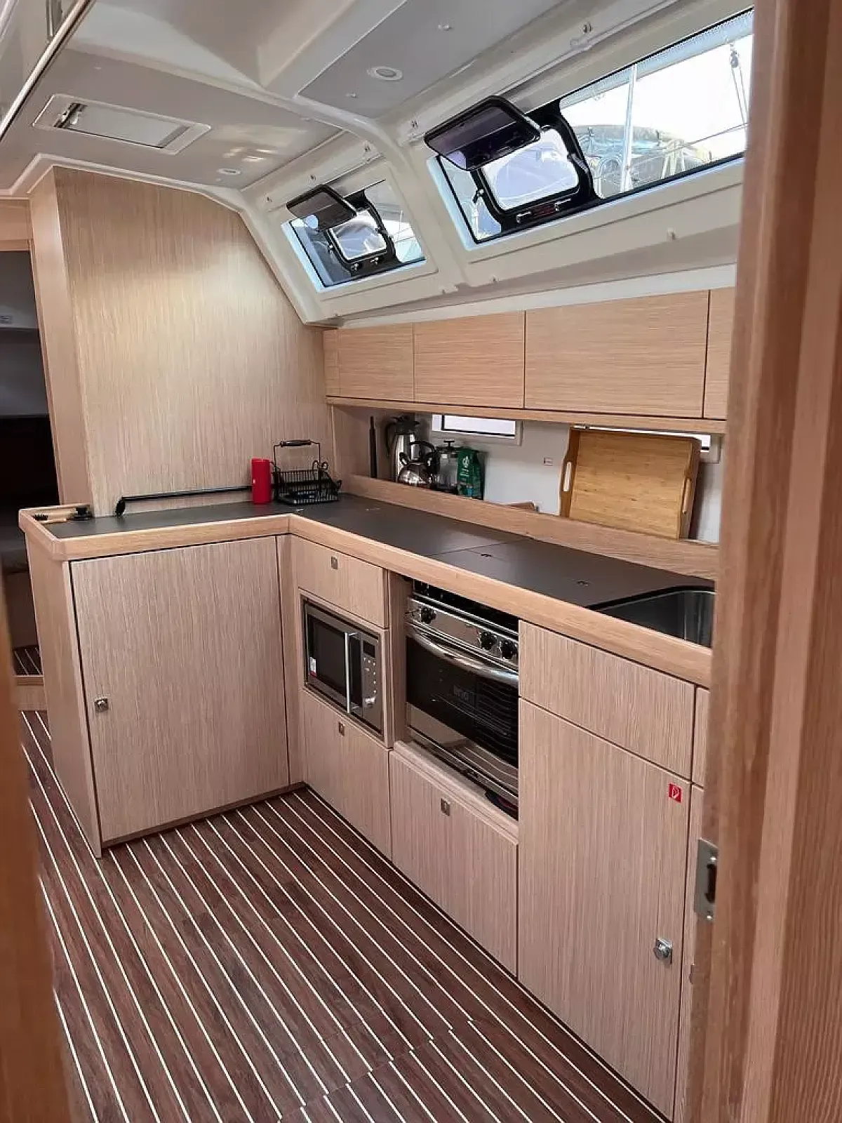 Rent a 13.9m Sailing Yacht Bavaria Cruiser 46 in Göcek - Fotoğraf 5