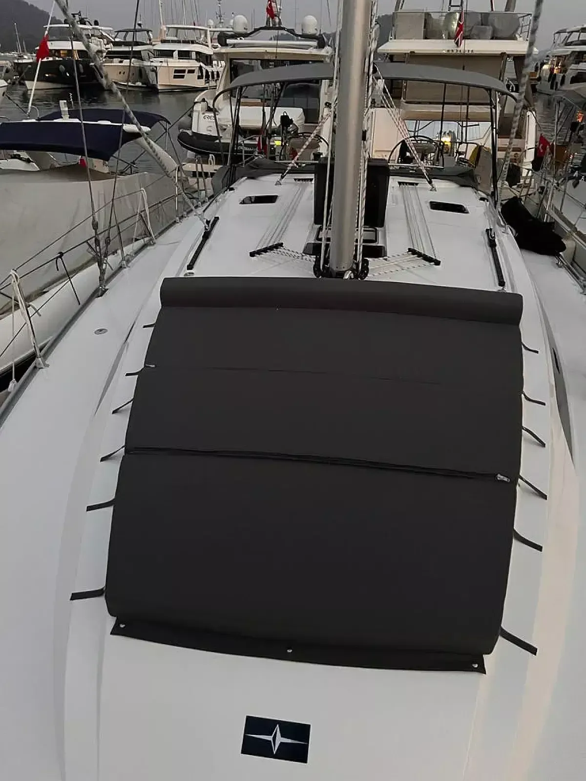 Rent a 13.9m Sailing Yacht Bavaria Cruiser 46 in Göcek - Fotoğraf 3