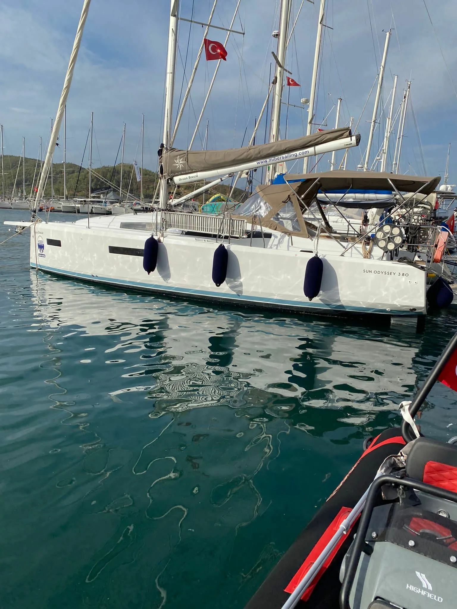 Charter a 14.27m Bavaria Cruiser 46 in Fethiye - Fotoğraf 3
