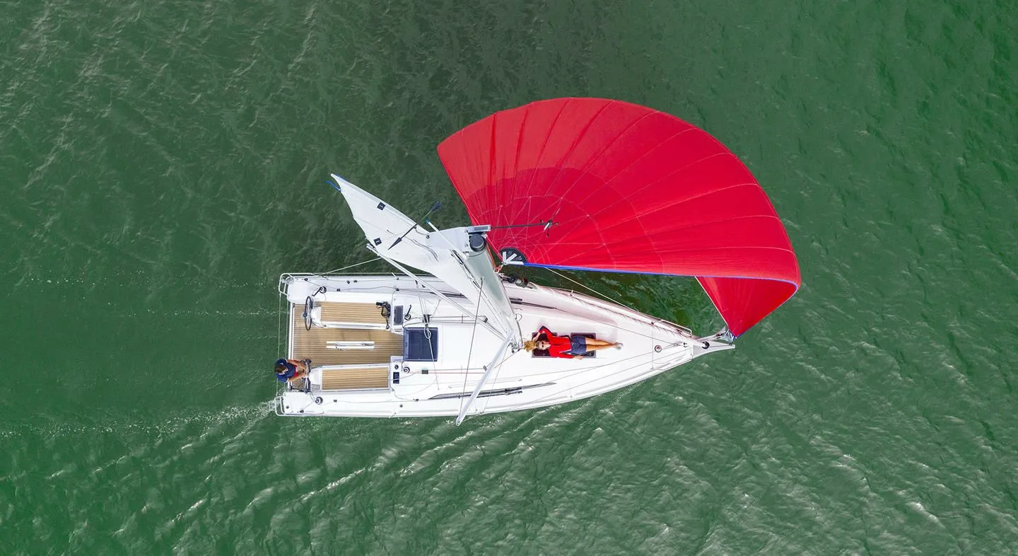 Beneteau Oceanis 30.1: Konforlu ve Şık Yelken Keyfi - Fotoğraf 3