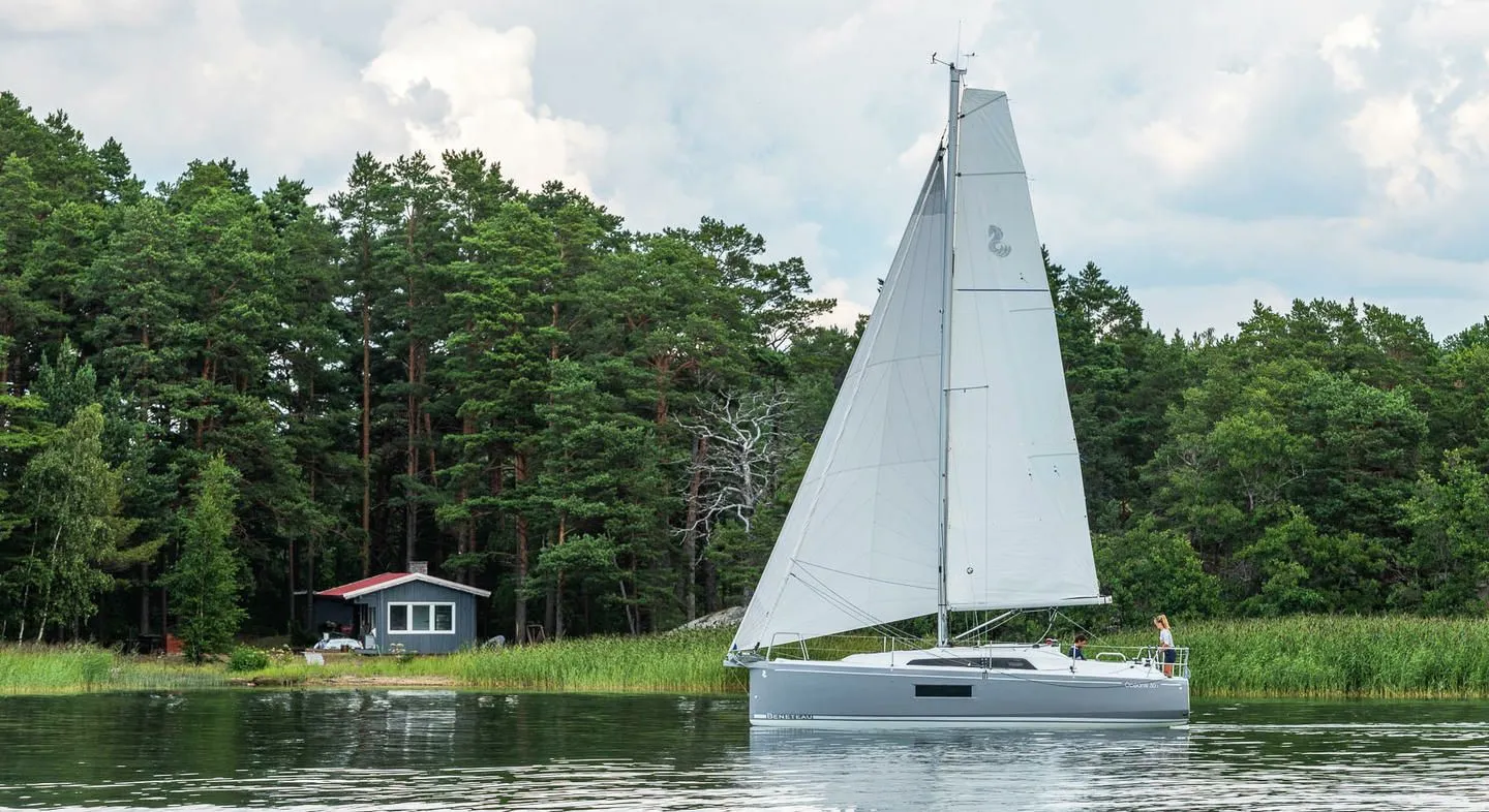 Beneteau Oceanis 30.1: Konforlu ve Şık Yelken Keyfi - Fotoğraf 1
