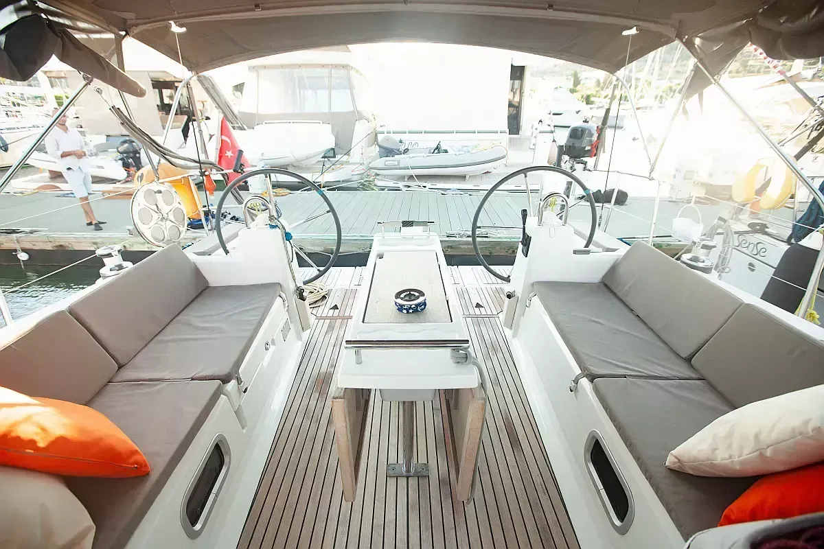 Vientos Oceanis 38: Komfort & Freiheit Segeln - Fotoğraf 4