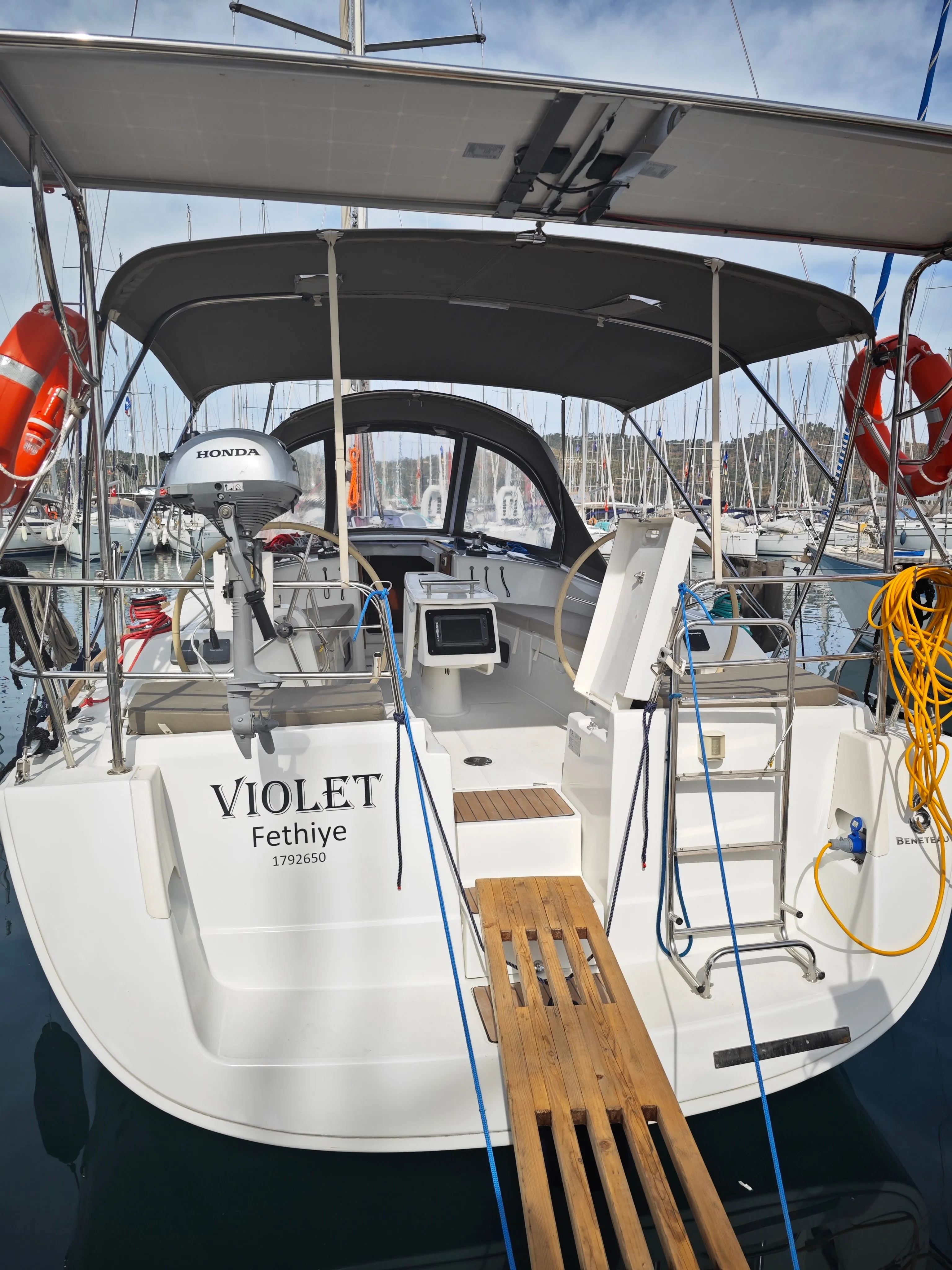 Charter a 12.17m Beneteau Oceanis 40 Sailing Yacht in Fethiye - Fotoğraf 1