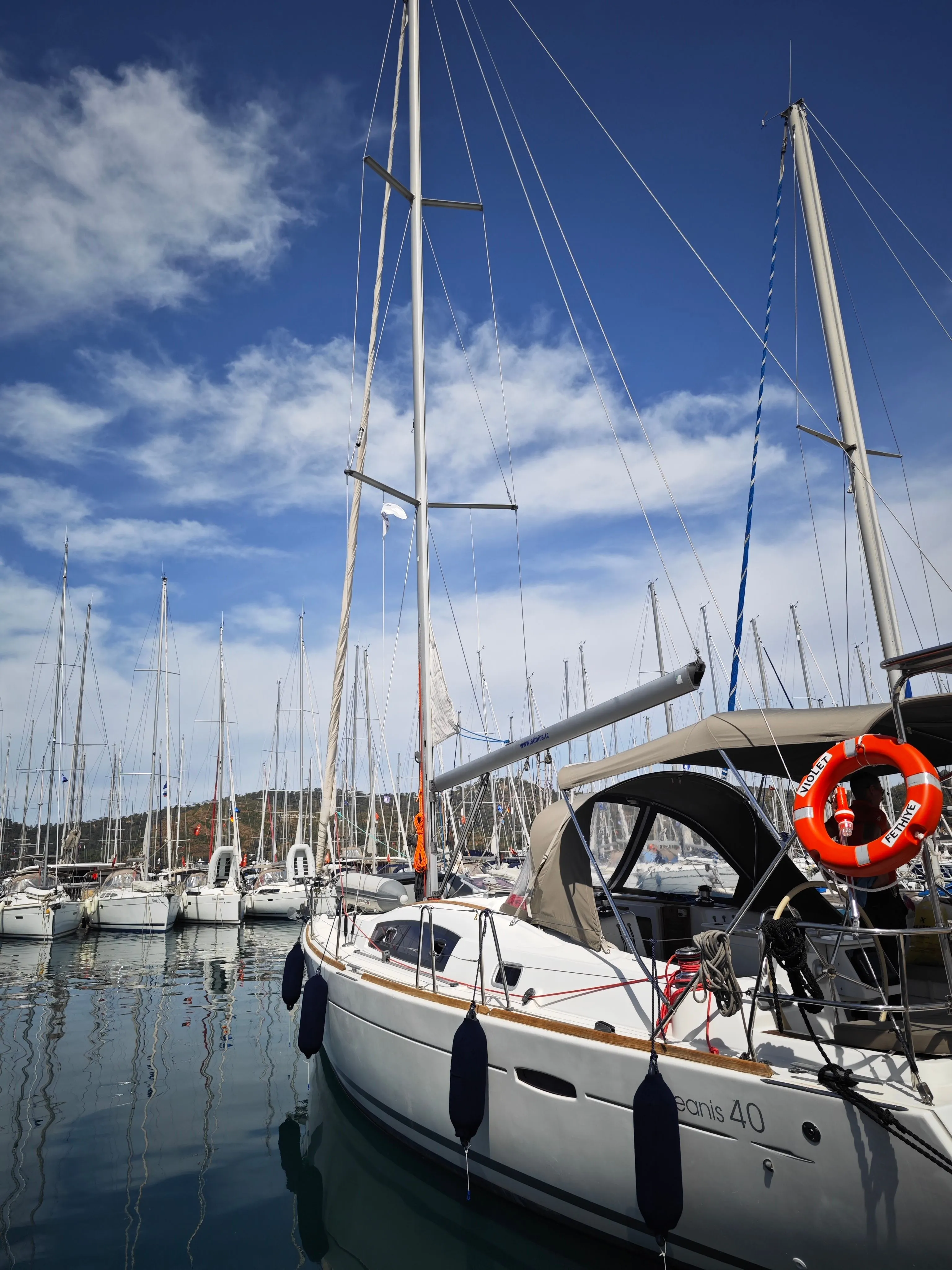 Charter a 12.17m Beneteau Oceanis 40 Sailing Yacht in Fethiye - Fotoğraf 4