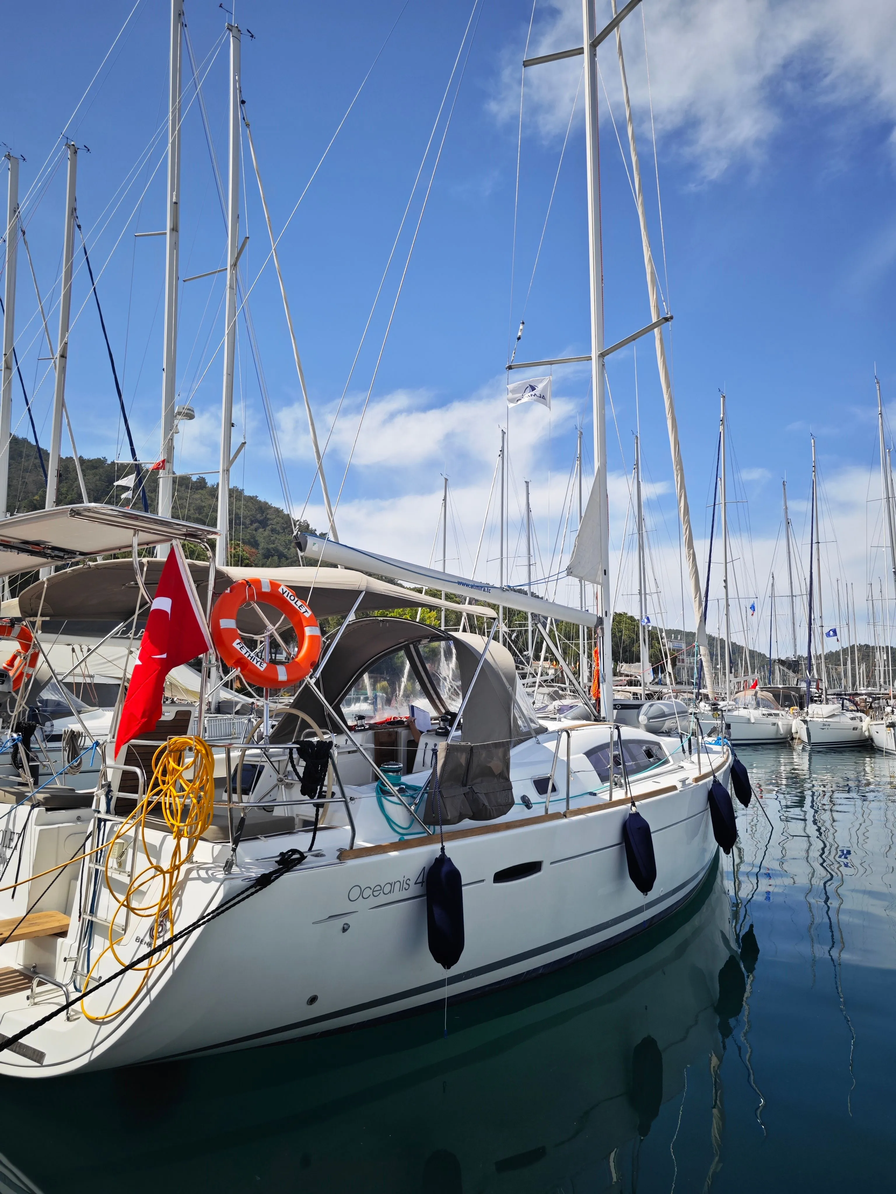 Charter a 12.17m Beneteau Oceanis 40 Sailing Yacht in Fethiye - Fotoğraf 3