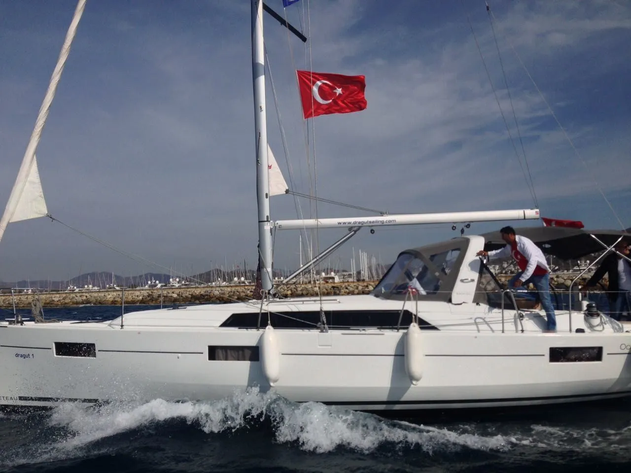Charter a 12.43m Beneteau Oceanis 41.1 Sailing Yacht in Turgutreis - Fotoğraf 3