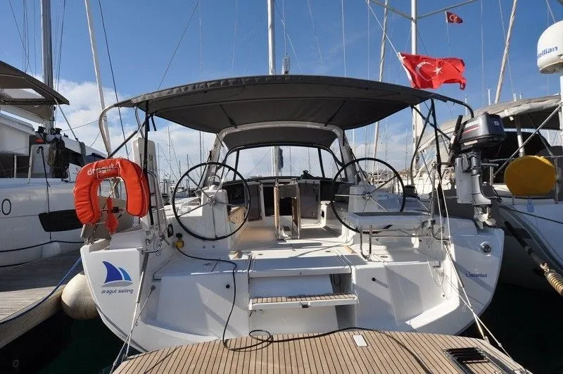 Charter a 12.43m Beneteau Oceanis 41.1 in Göcek - Fotoğraf 1