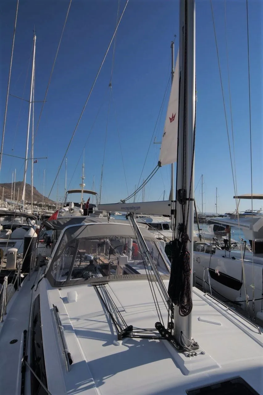 Charter a 12.43m Beneteau Oceanis 41.1 in Göcek - Fotoğraf 5