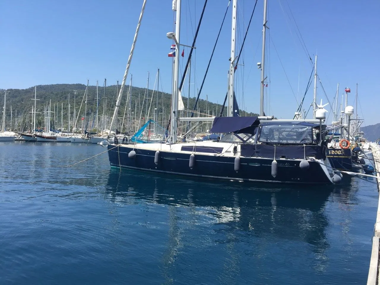 Charter a 14.4m Beneteau Oceanis 46 in Marmaris - Fotoğraf 1