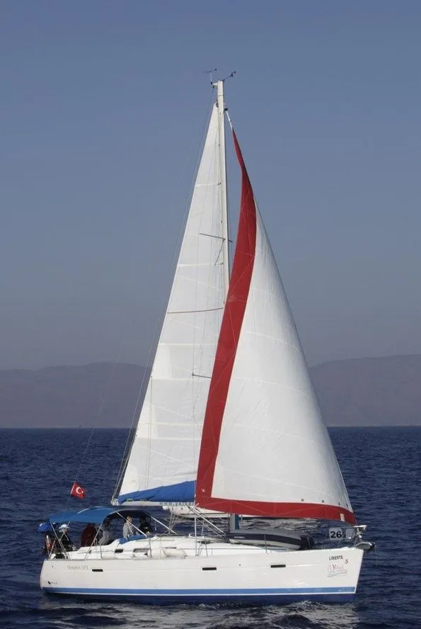 Explore Orhaniye on a 11m Rental Beneteau Oceanis Clipper 373 - Fotoğraf 4