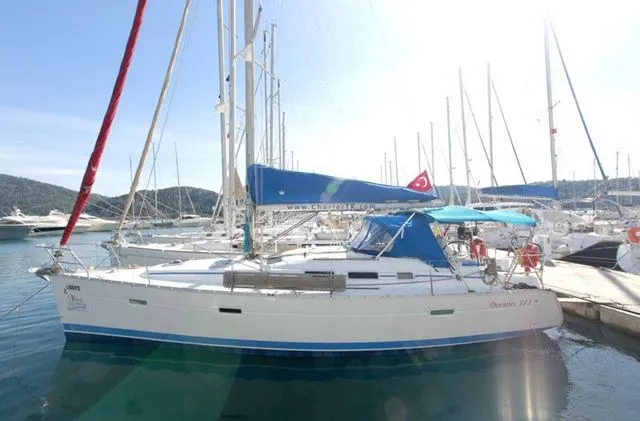 Explore Orhaniye on a 11m Rental Beneteau Oceanis Clipper 373 - Fotoğraf 1