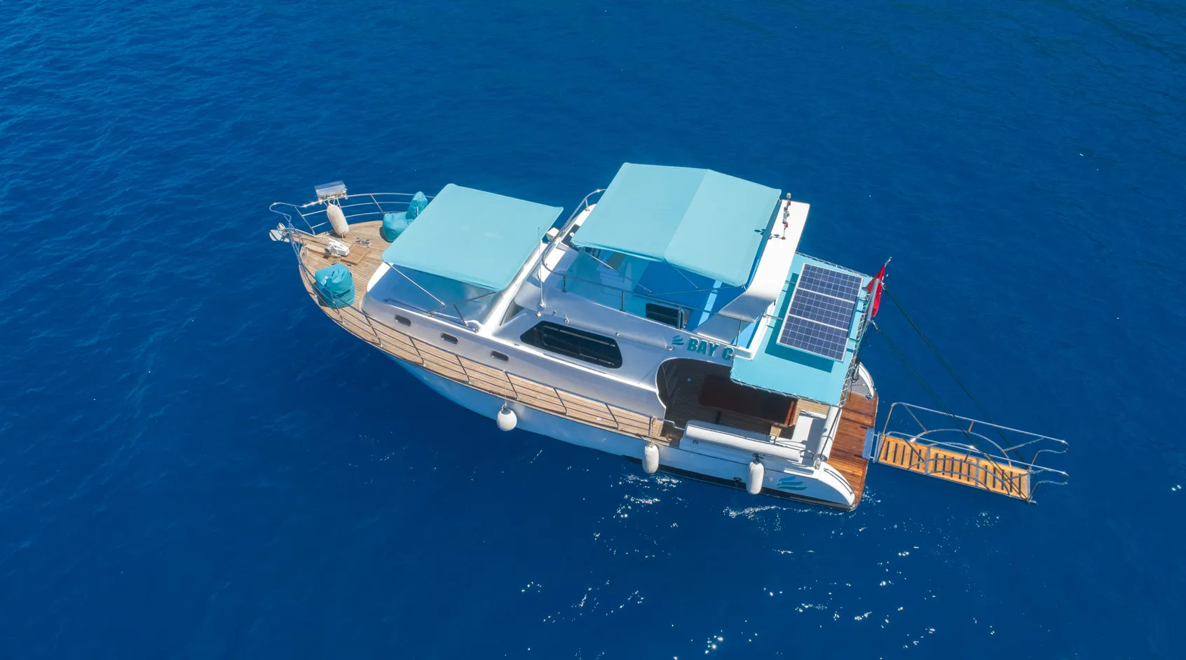 Fethiye'de Flybridge'li Günübirlik Motor-Yat – Bay C - Fotoğraf 4