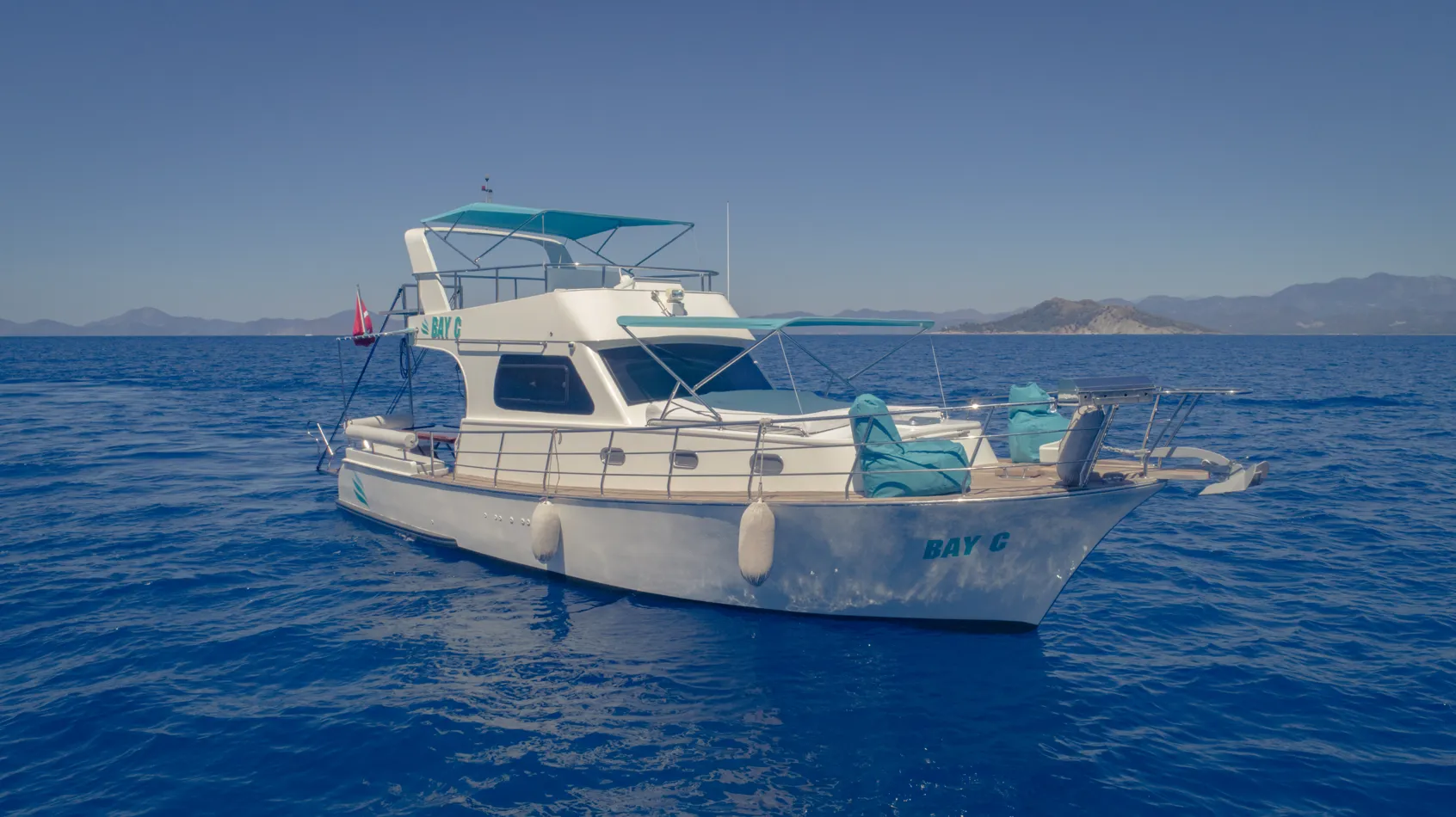 Fethiye'de Flybridge'li Günübirlik Motor-Yat – Bay C - Fotoğraf 1
