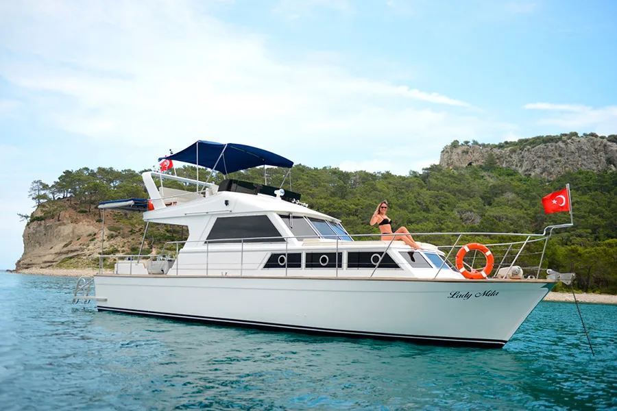 Explore Kemer on a 13m Rental Motor Yacht - Fotoğraf 1