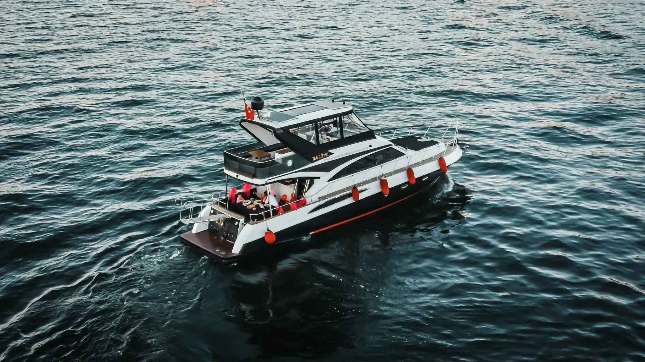 İstanbul 16.5m Kiralık 3 Kabinli Motoryat - Fotoğraf 5