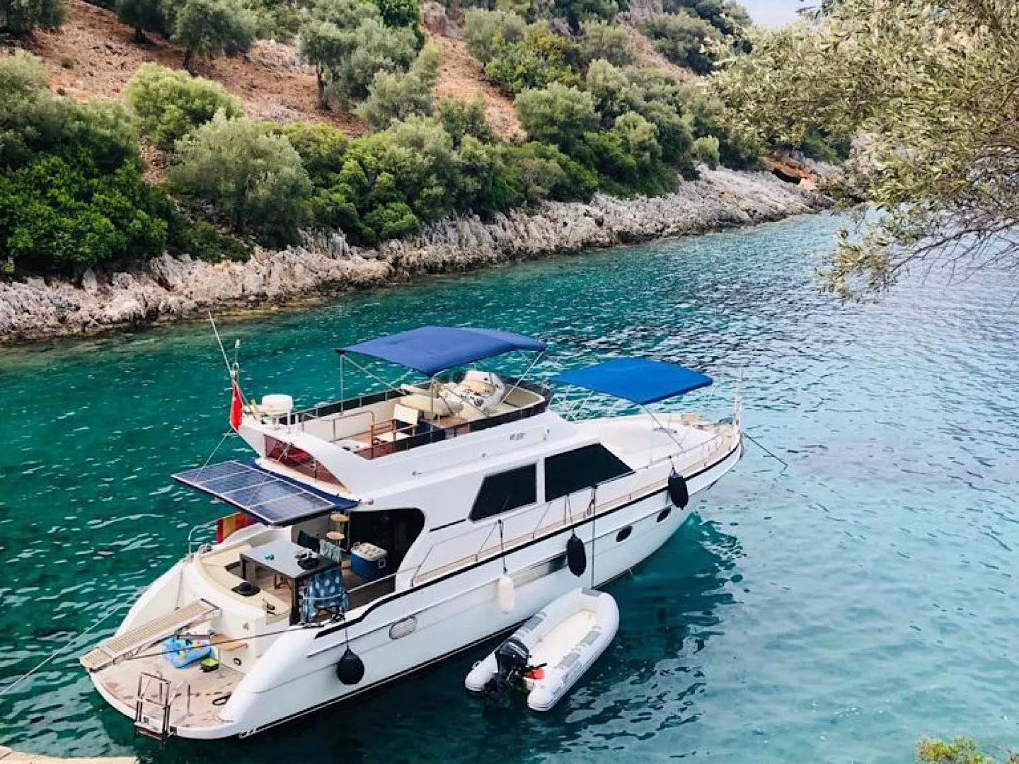 Göcek 16m Kiralık 2 Kabinli Motoryat - Fotoğraf 1