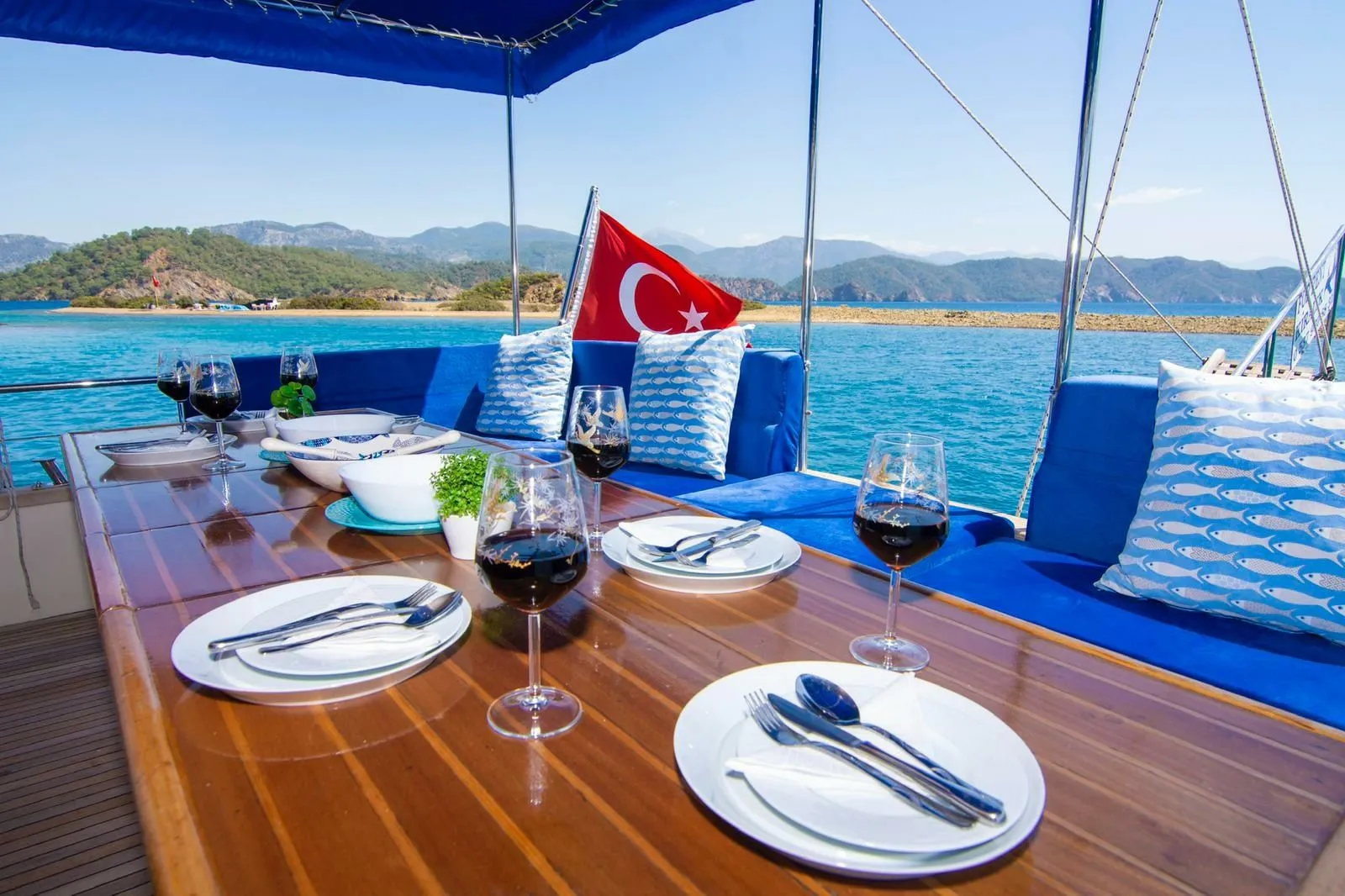 Göcek Kiralık 3 Kabinli 16m Motoryat - Fotoğraf 5