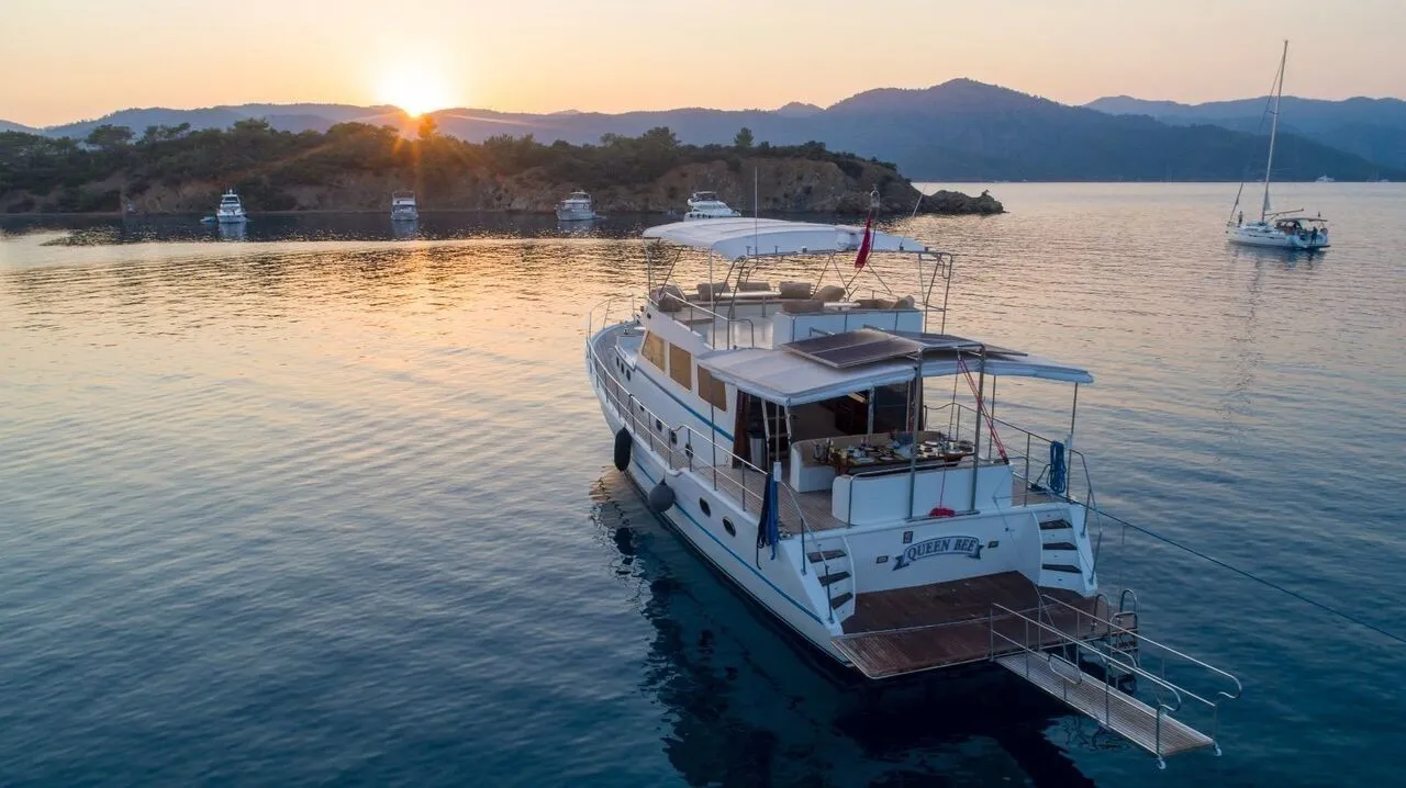 Explore Göcek on a 21m Rental Motor Yacht - Fotoğraf 2