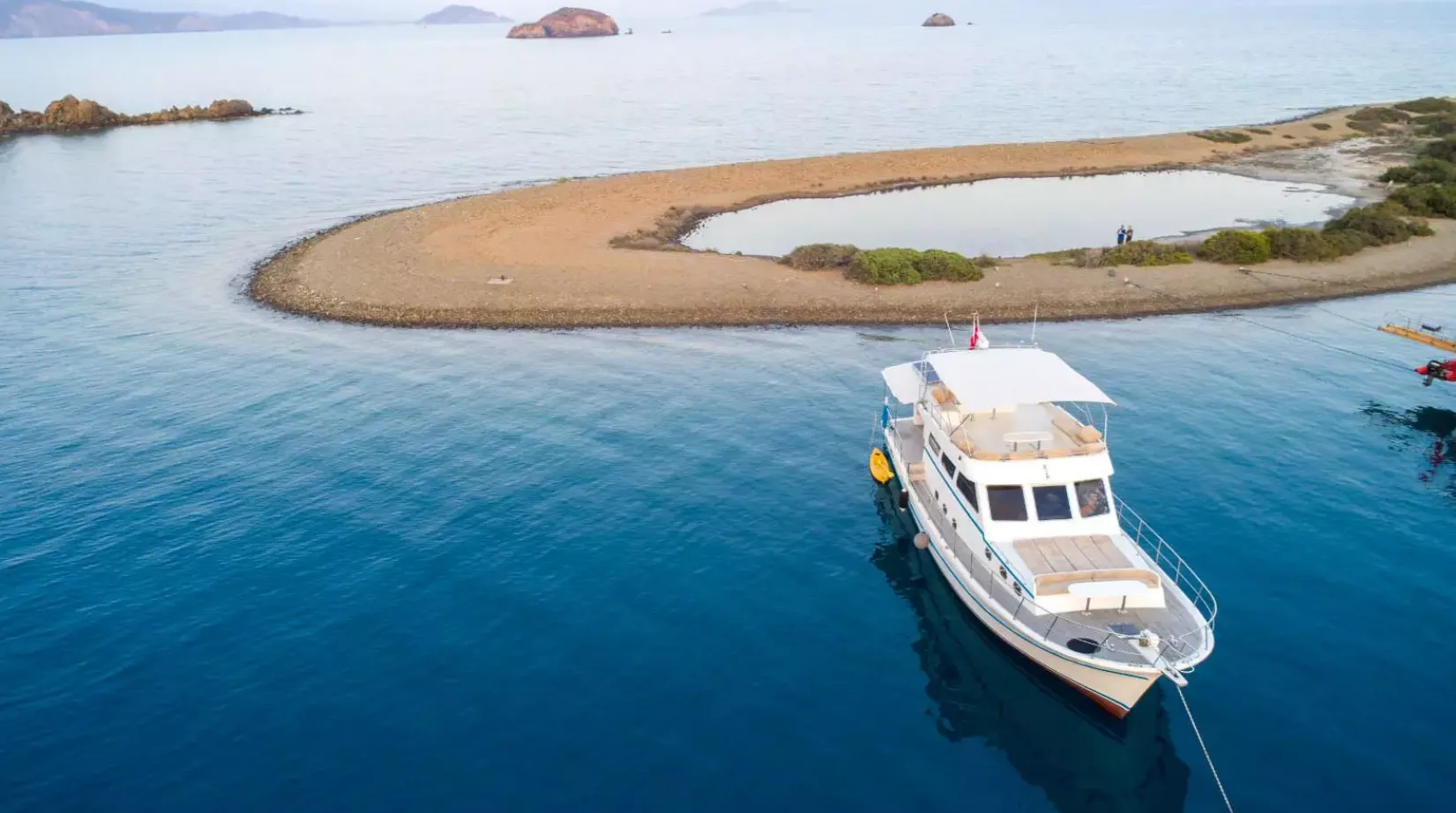 Explore Göcek on a 21m Rental Motor Yacht - Fotoğraf 3